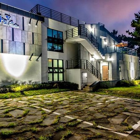 Sea And Wave Guest House Seogwipo Exterior photo